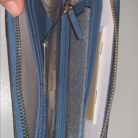 Michael kors wallet - Picture 2 of 2